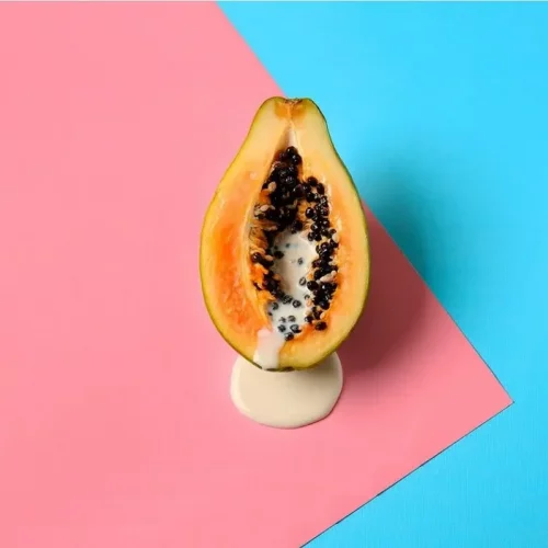 En la imagen aparece una papaya chorreante que hace alusión a una vagina eyaculando. La imagen pertenece a un artículo que habla sobre ¿Qué es la eyaculación femenina? Lo que dice la ciencia