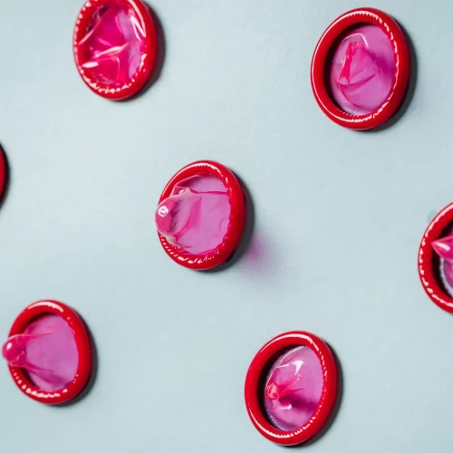 en la imagen aparecen condones. La imagen pertenece a un artículo sobre cuales son los mejores preservativos del mercado