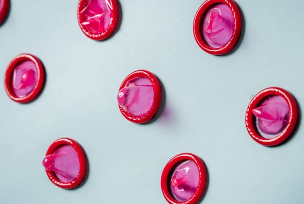 en la imagen aparecen condones. La imagen pertenece a un artículo sobre cuales son los mejores preservativos del mercado