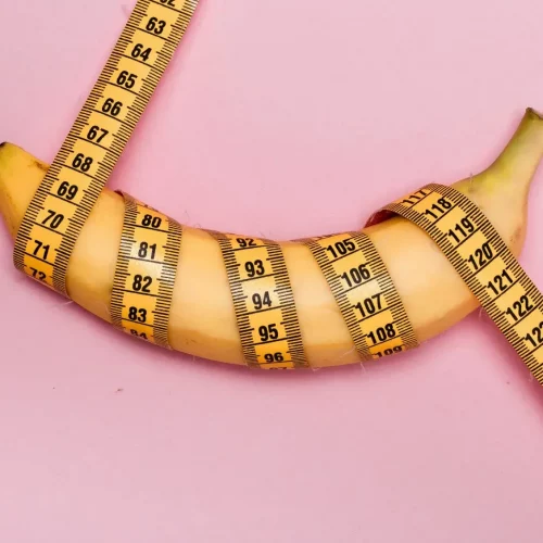 Crea descripciones SEO para imágenes usando la siguiente plantilla: En la imagen aparece (). La imagen pertenece a un artículo que habla sobre ¿Cuáles son las ventajas y desventajas de un pene grande?