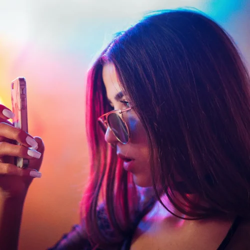 En la imagen aparece una mujer hablando por teléfono móvil. La imagen pertenece a un artículo en el que se habla de cómo sobrevivir al ghosting