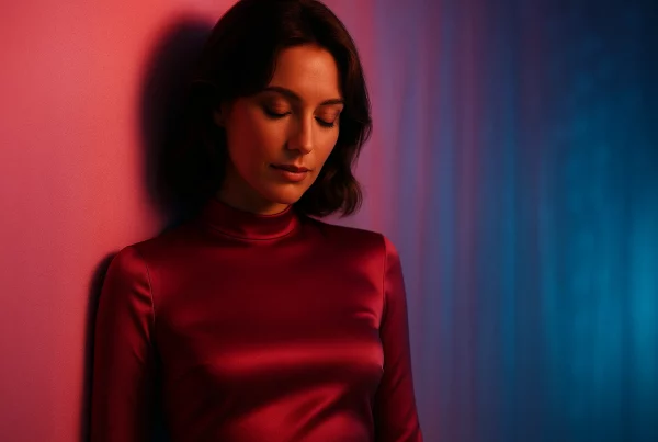 Imagen sensual editorial del torso femenino cubierto con luz y tela, representando el erotismo del pecho para la guía de Sexon.