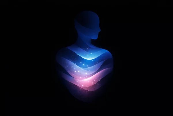 Mujer en estado de relajación y disfrute sensorial sosteniendo un móvil, representando el hedonismo digital y el placer consciente.