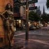 Estatua Joy en bronce en Darlinghurst Sídney, primera estatua del mundo dedicada a una trabajadora sexual