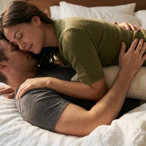 Pareja heterosexual en la cama explorando posturas para durar más en la cama según estudios científicos de 2026