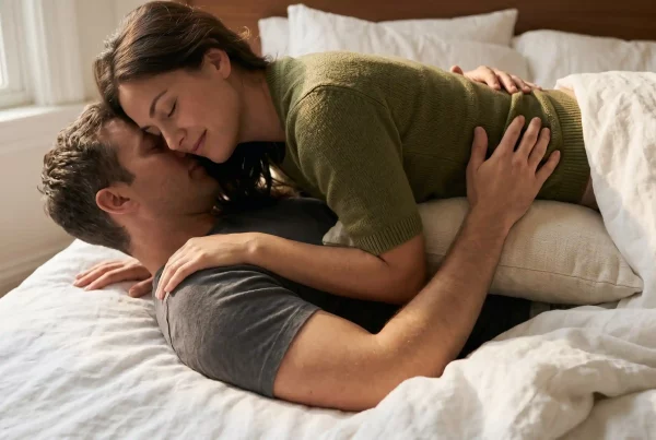 Pareja heterosexual en la cama explorando posturas para durar más en la cama según estudios científicos de 2026