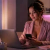 Mujer profesional usando portátil y móvil para vender contenido erótico sin censura en 2026