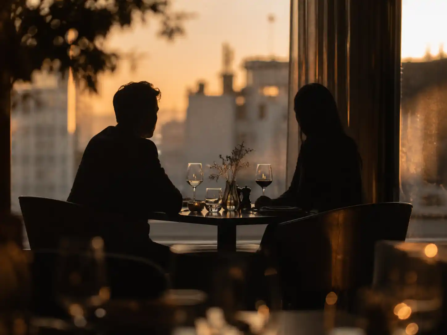 dos siluetas en cena íntima representando la zona ambigua entre relación profesional y personal en el sector adulto