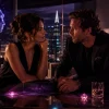 Mujer y hombre conversando en un lounge futurista con elementos visuales de inteligencia artificial, criptomonedas y longevidad