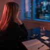 Mujer reflexiona sobre el sexo sin condón en el trabajo sexual