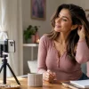 Mejorar tu imagen como creadora: sesión de fotos con luz natural en casa