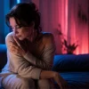 Mujer sola en una habitación representando el hambre de piel y la falta de contacto físico